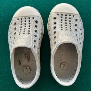 Toddler girls native silver glittery shoes sz 6 (c6)